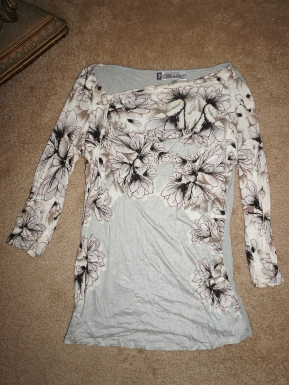 Jennifer Lopez Light Gray Floral Long-Sleeve Scoop Neck Top